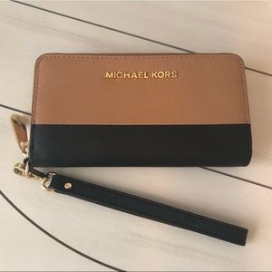 Michael Kors Jet Set Travel Phone Case Wristlet
